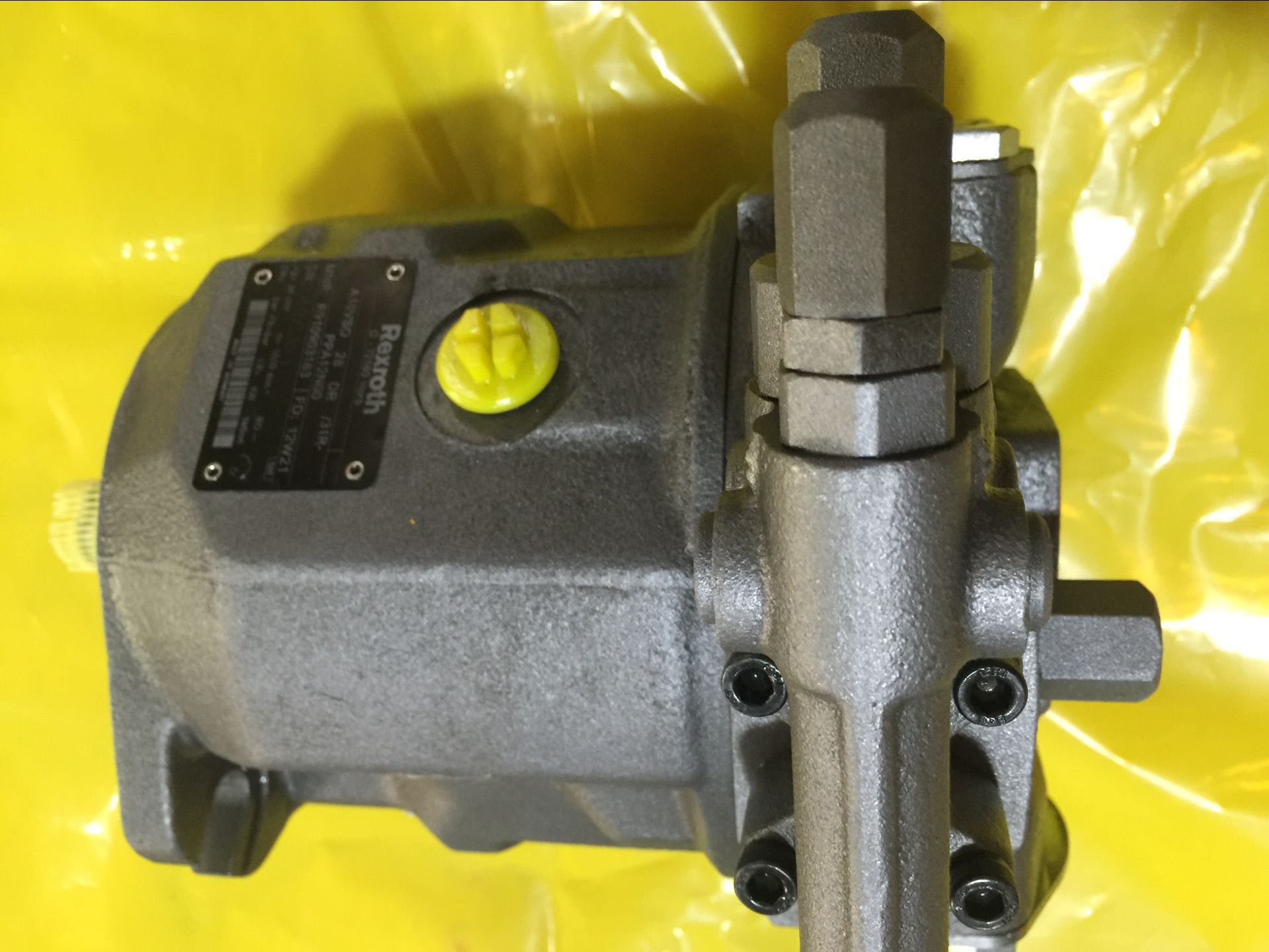 挖掘機(jī)力士樂液壓先導(dǎo)泵有響聲的故障分析